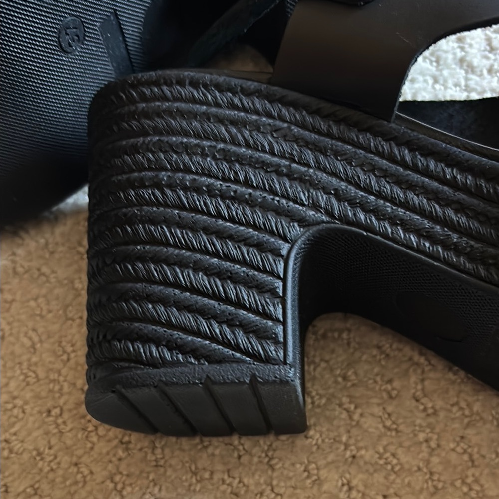 Naturalizer Black Sandals with Criss-Cross Design